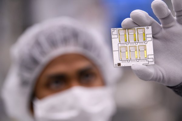 Когато става дума за електромобили, хората мислят само за електромотора и батериите. Но има и трети, също толкова важен компонент - силовата електроника, която управлява взаимодействието между двете. Тъкмо по този параграф Тесла имаше предимство доста години. 
